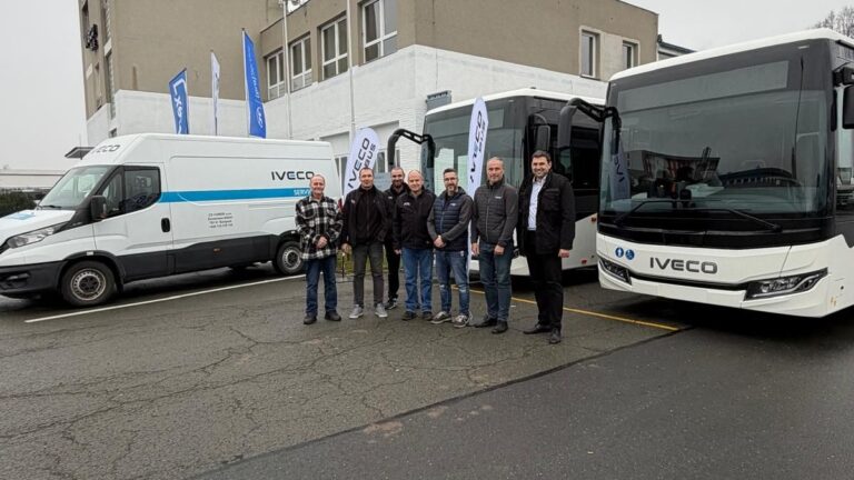 Zástupci CZ COREX a FTL Prostějov u nových autobusů IVECO BUS při předání